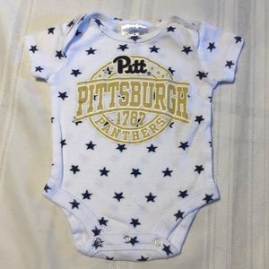 Rivalry Threads University of Pittsburgh Pitt Panthers onesie VGUC with snaps